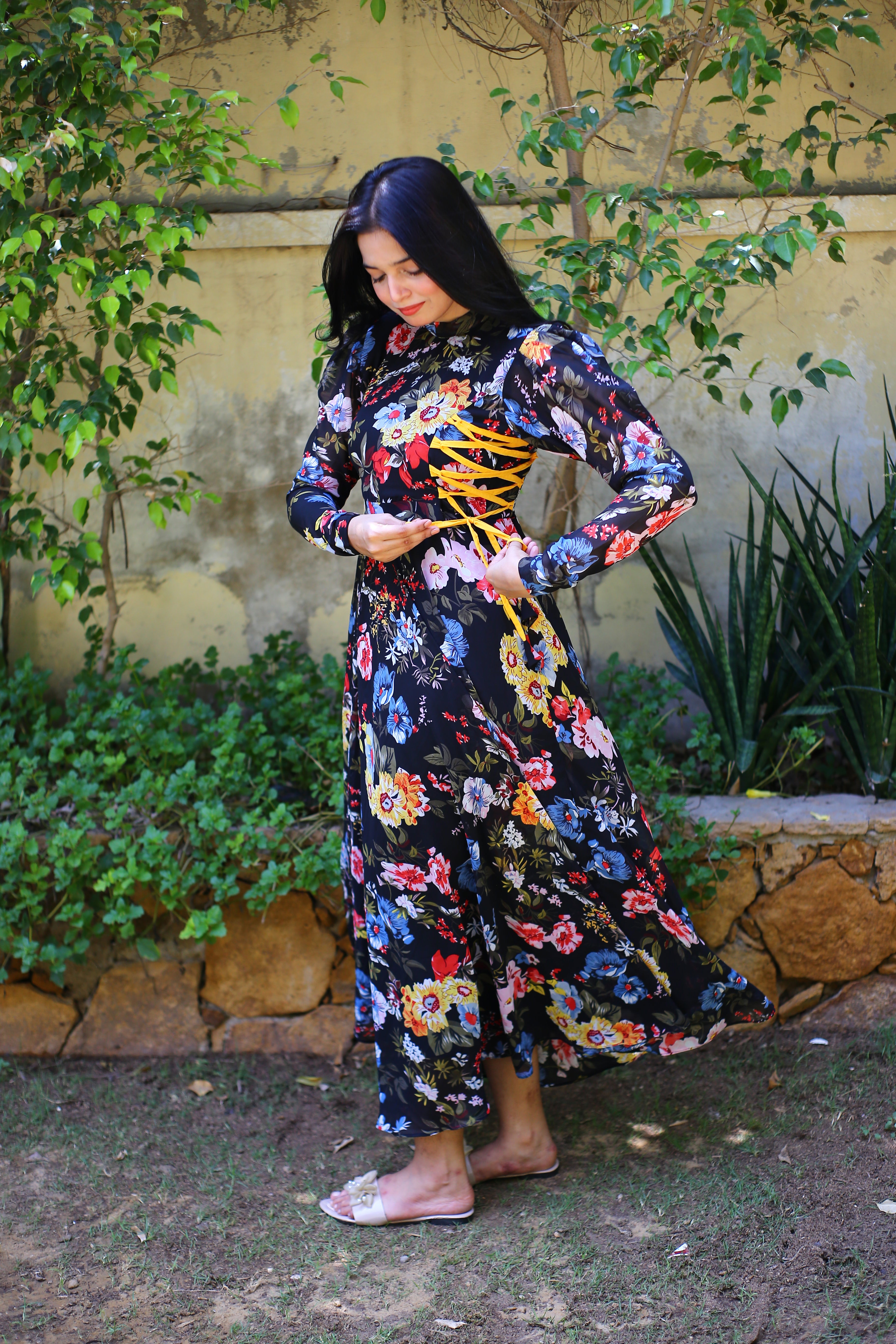BLACK FLORAL SIDE KNOT
