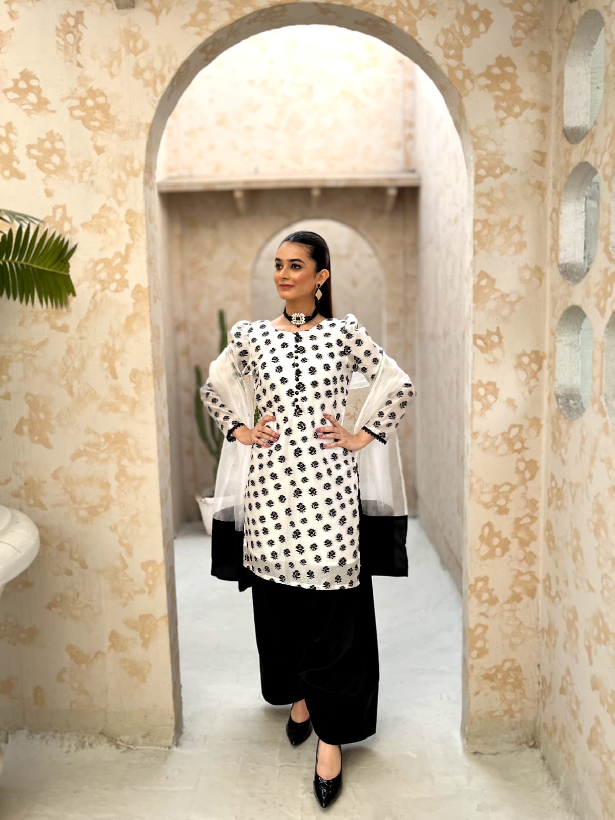 EMBROIDERED CHIC WHITE & BLACK DRESS